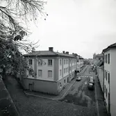 Huset byggdes ursprungligen som materielhus åt kronan. Sedermera inrymdes här Nisbethska skolan innan det blev biografen Palladium. Numera {2005} är huset butik och restaurang.