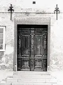Huvudingången på rådhuset, portar av ek.