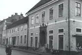 Södra Långgatan.
G:a apoteket (rådman Carl Jönssons gård).