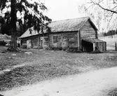 En lada med liggande timmer och stråtak, i Ånhult.