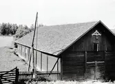 En ladugård med liggande timmer, och stråtak, i Långeruda.
