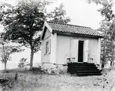 Liten stuga med fritrappa i Bjursund i Loftahammar.