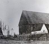 Gamla kyrkan med klockstapeln i Fagerhult.
