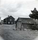 Notboden med huset i bakgrunden.