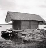 Klintemåla; gammal bod i norr. Brygga och svale på tre sidor.