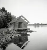 Gammal öde sjöbod.