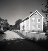 Martin Lönnboms hus. Påbyggt men äldst i byn.Taget från söder.