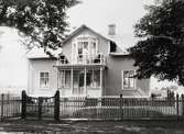 Foto av Hans Rydbergs farfars hus byggt i början av 1900-talet. Fotot taget 1909.