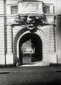 Residenset. Port med dekor av J.A Schmied. Borttaget 1949.