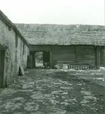 Porten med fägården.