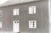 Bostadshus i två våningar på Lofta hembygdsgård.
