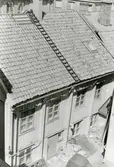 Bostadshus med stege på taket i kv. Blockmakaren. Taket läggs om.