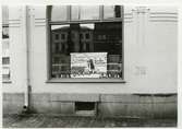 Smålandsbanken på Larmgatan. I skyltfönstret görs reklam för sparbössan Pondus i form av en pingvin. Den lanserades 1967 av Danske Bank.