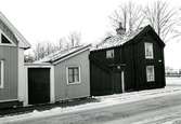 Små bostadshus i träfasad på Norra Långgatan 75-77 under vintertid.

Foto: K. Pettersson
dec. 1971.