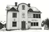Ett hotell med eternitfasad under vintertid i Södra Vi.