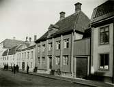 Ölandsgatan 6. Bostad med träfasad och port. Bild tagen 1908.