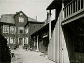 Bostadshus med träfasader på kv Rådmannens innergård. Bild tagen år 1908.