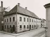 Byggnad med valmat sadeltak och ankarslutar. Kvarter Borgmästaren 4. År 1908.