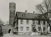 Västra Vallgatan 3 från år 1908, vid Larmtorget. Gamla vattentornet och Västerport i bakgrunden.
