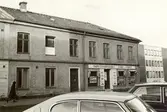 Kvarteret Korpen 12, Fabriksgatan 31, under rivningen 1973.

Tekteglet, enkupigt med fabriksmärke Cimbrishamn, togs ned och såldes till Visby (Se även lappk.)