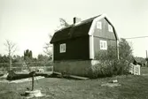 Källarhus. Tillbyggt i vinkel mot öster 1974.