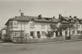Radstående flerfamiljshus från första halvan av 1900-talet, på Drottning Margaretas väg i Kalmar.