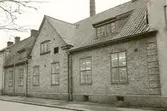 Pilgatan 4.
Tegelhuset byggt på 1920-talet som KF:s bageri.