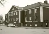 Kv Pilträdet 5, Sandåsgatan. Huvudfasad mot Sandåsgatan, som bildar en öppen plats i korsningen med Pilgatan.