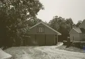 Gårdskontor och garage på Värnanäs.