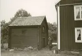Huvudbyggnad och bod på en gård i Sjöändemåla.