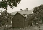 Huvudbyggnad och bod på en gård i Sjöändemåla.
