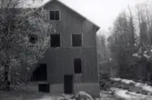 F.d. Finnforsens kvarn och snickerfabrik 1976. F.d. Kvarnen med Virserumsån t.h.