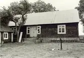 Bostadshus från gårdssida.