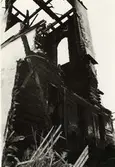 Hälleberga kyrka: Brandorsaken var ett elfel. Branden skedde 1976-10-18.
Tornet under rivning.