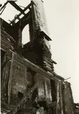 Hälleberga kyrka: Brandorsaken var ett elfel. Branden skedde 1976-10-18.
Tornet under rivning. Östra sidan.