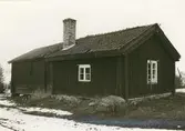Stuga och loftbod före restaurering.