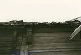 Detalj av takfot på loftboden, före restaurering.
