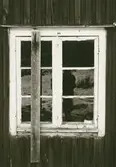 Detalj av fönster på stuga, före restaurering.