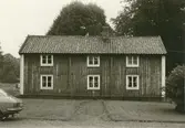 Bostadshus på Christinelunds gård.

Västra flygeln, arbetarbostad.

Foto: R. Warringer juli -79.