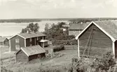 Thore Johansson parstuga med (nedan t .h) ladugården.
