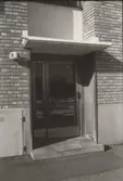 Entré till bostadshus i kv Kruthornet.