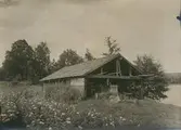 Gammal bostad vid stranden som sedermera fungerade som sjöbod.