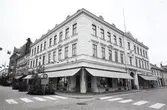 Fasad mot Södra Långgatan - Kaggensgatan. Bilderna är tagna inom ramen för Kalmar kommuns inventering av Kvarnholmens bebyggelse 1970-1971 och skänkta till länsmuseet.