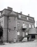 Fasad mot Strömgatan. Bilderna är tagna inom ramen för Kalmar kommuns inventering av Kvarnholmens bebyggelse 1970-1971 och skänkta till länsmuseet.