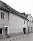 Fasad mot Ölandsgatan. Bilderna är tagna inom ramen för Kalmar kommuns inventering av Kvarnholmens bebyggelse 1970-1971 och skänkta till länsmuseet.