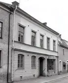 Fasad mot Ölandsgatan. Bilderna är tagna inom ramen för Kalmar kommuns inventering av Kvarnholmens bebyggelse 1970-1971 och skänkta till länsmuseet.