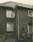 Fasad mot gården. Bilderna är tagna inom ramen för Kalmar kommuns inventering av Kvarnholmens bebyggelse 1970-1971 och skänkta till länsmuseet.