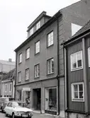 Fasad mot Ölandsgatan. Bilderna är tagna inom ramen för Kalmar kommuns inventering av Kvarnholmens bebyggelse 1970-1971 och skänkta till länsmuseet.