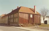 Flerfamiljshus i k Skrivaren på Fiskaregatan. Bilderna är tagna inom ramen för Kalmar kommuns inventering av Kvarnholmens bebyggelse 1970-1971 och skänkta till länsmuseet.