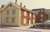 Bostadshus i kv Skrivaren. Träpanel och sadeltak. Bilderna är tagna inom ramen för Kalmar kommuns inventering av Kvarnholmens bebyggelse 1970-1971 och skänkta till länsmuseet.
